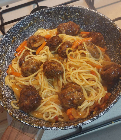 Chiftelute cu sos si  spaghetti