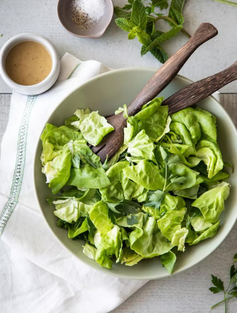 Salata verde cu ierburi proaspete si vin rosu